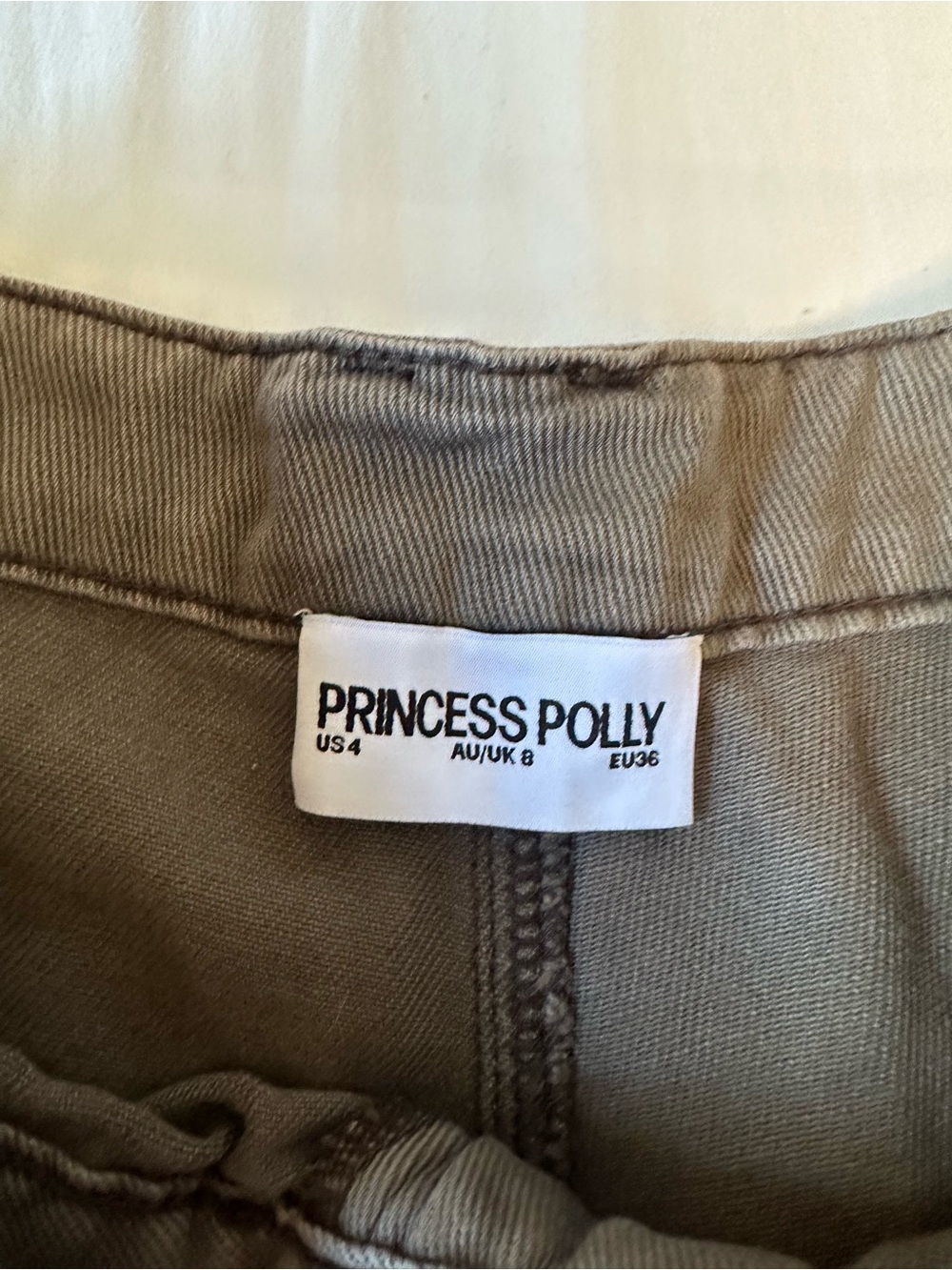 Low-Rise Cargo Shorts - Picture 2 of 4